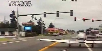 பரபரப்பான சாலையில் அவசரமாக தரையிறங்கிய அமெரிக்க விமானம்