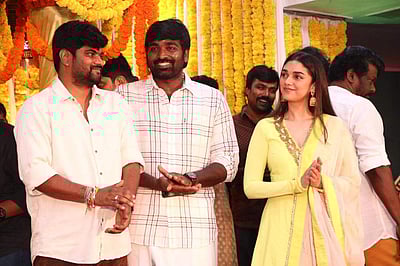 விஜய் சேதுபதி நடிக்கும் துக்ளக் தர்பார்: பூஜையுடன் தொடங்கியது (படங்கள்)