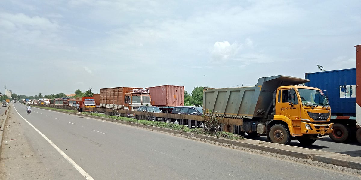 போக்குவரத்து போலீஸார் பற்றாக்குறையால் நெரிசலில் தவிக்கும் வாகன ஓட்டுநர்கள்