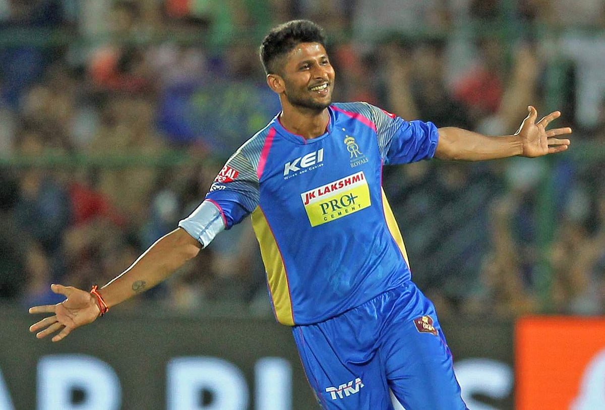 ஹாட்ரிக்குடன் ஆறு விக்கெட்டுகள் எடுத்து அசத்திய கே. கெளதம்: 2-வது இன்னிங்ஸில் தடுமாறும் இந்திய ஏ அணி! (விடியோ)