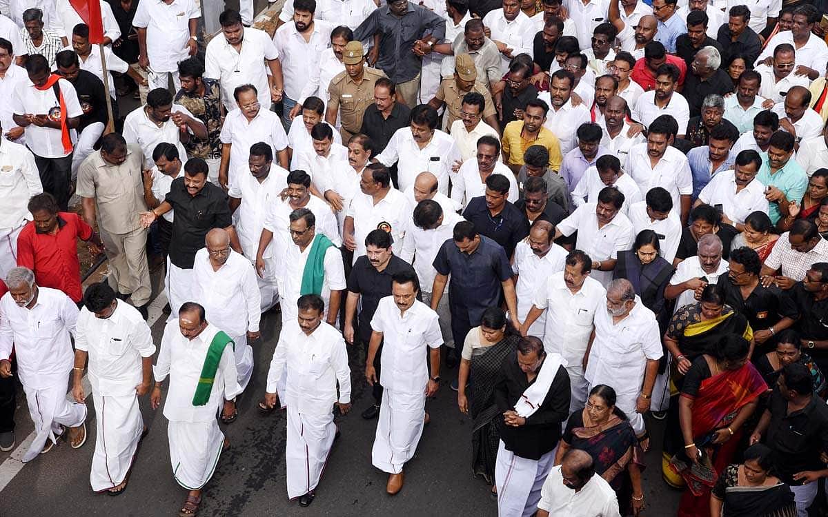 கருணாநிதியின் முதலாம் நினைவு நாள் அனுசரிப்பு