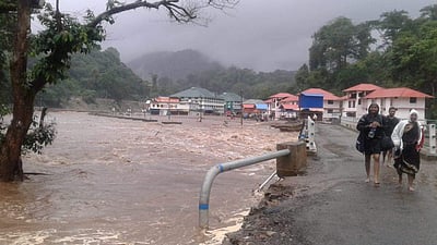 கேரளாவில் கனமழை: பம்பை நதியில் கரைபுரண்டு ஓடும் வெள்ளத்தால் ஐயப்ப பக்தர்கள் தவிப்பு