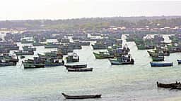 வங்கக் கடலில் வீசும் சூறைக் காற்றால் 4-ஆவது நாளாக மீன் பிடிக்கத் தடை! ரூ. 5 கோடிக்கு இறால் ஏற்றுமதி பாதிப்பு!