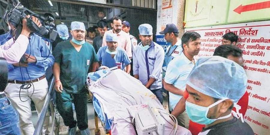 உன்னாவ் பெண், வழக்குரைஞர் தொடர்ந்து கவலைக்கிடம்: எய்ம்ஸ்