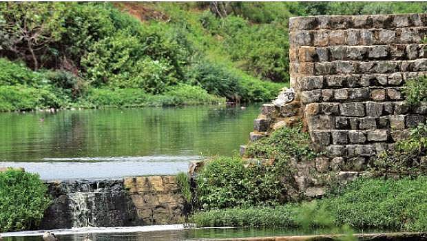 வீணாகக் கடலில் கலக்கும் மஞ்சப்பள்ளம் ஆற்று நீர்: சேதமடைந்த தடுப்பணைகளை சீரமைக்க வலியுறுத்தல்