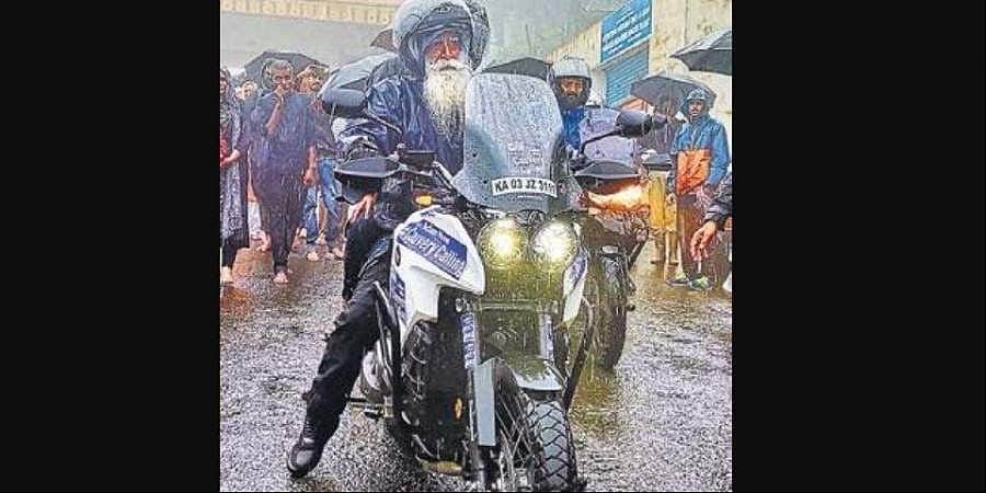 ஜக்கி வாசுதேவ் பயணிக்கும் பைக்கின் விலை என்ன தெரியுமா?