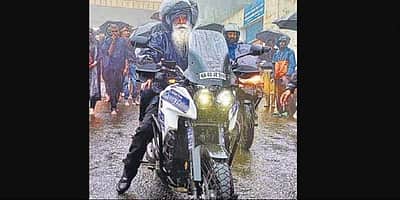 ஜக்கி வாசுதேவ் பயணிக்கும் பைக்கின் விலை என்ன தெரியுமா?