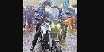 ஜக்கி வாசுதேவ் பயணிக்கும் பைக்கின் விலை என்ன தெரியுமா?