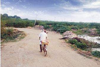 திருப்பத்தூர் ஏரியின் நீர்வரத்து கால்வாயில் சாலை அமைத்ததால் வீணாகும் மழை நீர் 