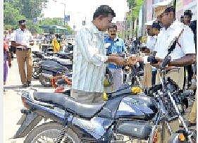 தலையாய பிரச்னையாக மாறிய தலைக்கவசம்..!