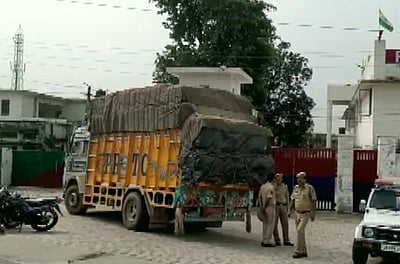 காஷ்மீரில் ஆயுதங்கள் மற்றும் வெடிபொருட்களுடன் லாரி பறிமுதல்