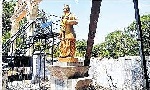 பராமரிப்பற்ற நிலையில் பாரதியார் சிலை!