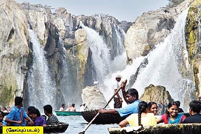 காவிரி ஆற்றுவெள்ள நீரில் தொடரும் பரிசல் பயணம்!