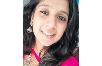 பள்ளிக்கரணையில் பேனர் விழுந்து விபத்து:  இளம் பெண் பலி