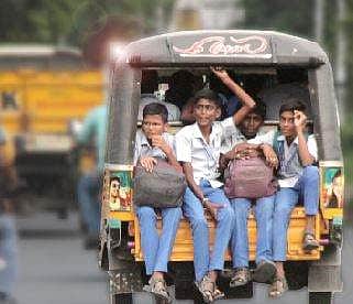 பாதுகாப்பற்ற நிலையில் ஆட்டோக்களில் பள்ளிக் குழந்தைகள் பயணம்: விழுப்புரத்தை பின்பற்றுமா வேலூர்?