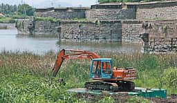 வேலூா் கோட்டை அகழியில்
தவறி விழுந்தவா் உயிருடன் மீட்பு