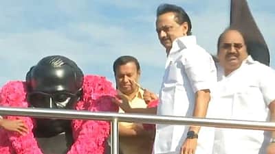 அண்ணா சிலைக்கு திமுக தலைவர் ஸ்டாலின், உதயநிதி மரியாதை