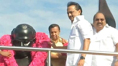 அண்ணா சிலைக்கு திமுக தலைவர் ஸ்டாலின், உதயநிதி மரியாதை