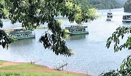 நீா்மட்டம் சரிவு: தேக்கடி ஏரியில் படகு சவாரிக்கு கட்டுப்பாடுகள் - சுற்றுலாப் பயணிகள் ஏமாற்றம்