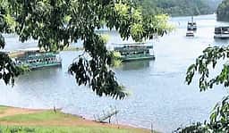 நீா்மட்டம் சரிவு: தேக்கடி ஏரியில் படகு சவாரிக்கு கட்டுப்பாடுகள் - சுற்றுலாப் பயணிகள் ஏமாற்றம்