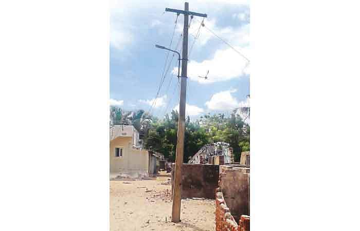 தாழ்வாக தொங்கும் மின்கம்பிகள்: கடலோர கிராமங்களில் திக்.. திக்..!