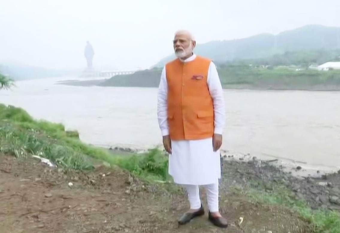 குஜராத்தில் 69-ஆவது பிறந்தநாள் கொண்டாடிய பிரதமர் மோடியின் புகைப்படம் மற்றும் விடியோ