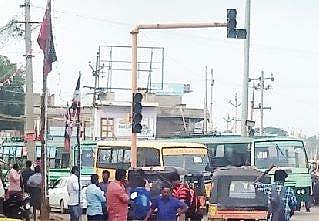 சிக்னல் இயங்காததால் நெரிசலில் சிக்கித் தவிக்கும் வாகன ஓட்டிகள்