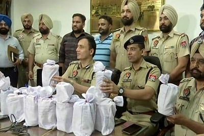 இந்தியா, பாகிஸ்தான் எல்லையில் 13 கிலோ போதைப் பொருள்கள் பறிமுதல்