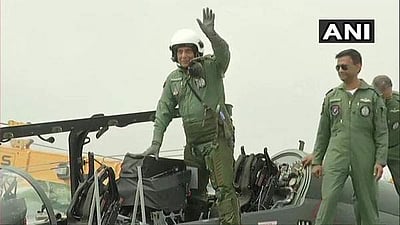 தேஜஸ் விமானத்தில் பறந்த முதல் பாதுகாப்புத்துறை அமைச்சர் ராஜ்நாத் சிங்!