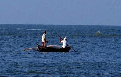 இலங்கை கடற்படையினரால் தமிழக மீனவர்கள் 5 பேர் கைது 