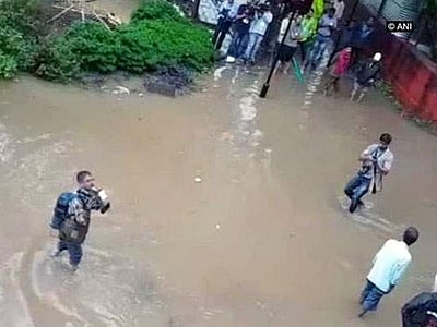 மும்பைக்கு ரெட் அலர்ட்: பள்ளி, கல்லூரிகளுக்கு இன்று விடுமுறை