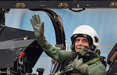 தேஜஸ் இலகுரக போர் விமானத்தில் பயணித்த மத்திய அமைச்சர் ராஜ்நாத் சிங்