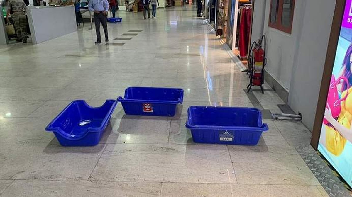 சரியாப் போச்சு! நம்ம சென்னை ஏர்போர்ட்டில் மேற்கூரை ஒழுகுகிறதாம்!!