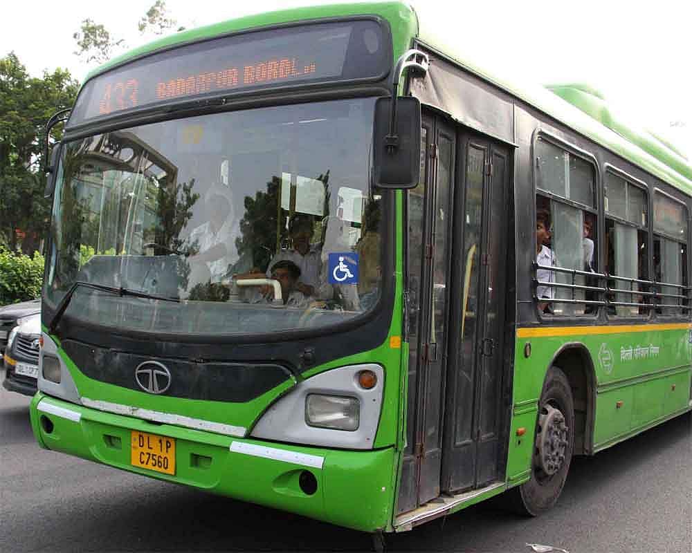 பேருந்து ஓட்டுனரை ஹெல்மெட் போடச்சொன்னால் எப்படி...?