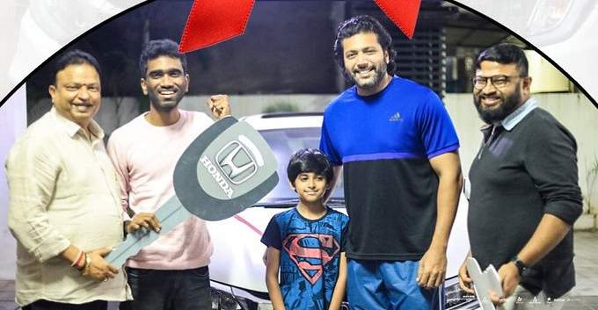 ‘கோமாளி’ பட இயக்குநருக்கு ஹோண்டா சிட்டி காரைப் பரிசளித்த தயாரிப்பாளர்!