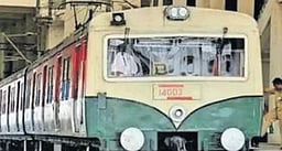 இன்று 2 புறநகா் மின்சார ரயில்கள் 
முழுமையாகவும், 10 ரயில்கள் பகுதியளவும் ரத்து!