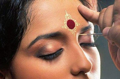 புருவ மத்தியில் பொட்டு வைத்துக் கொள்வது ஏன்?