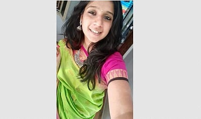 பேனா் விழுந்து இளம்பெண் இறந்த வழக்கு: அதிமுக நிா்வாகி வீட்டில் அழைப்பாணையை ஒட்டிய போலீஸாா்