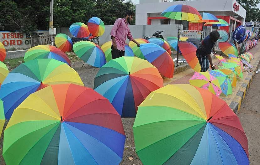 கேரளம்: கரோனாவில் இருந்து தப்பிக்க குடை பிடித்துச் செல்லும் கிராமம்