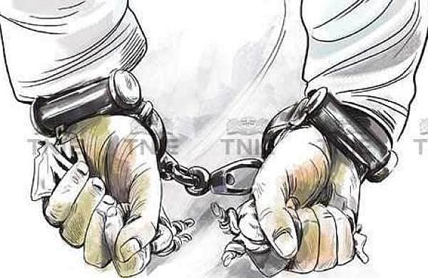 குழந்தைகள் விற்ற வழக்கில் தாய் உள்பட இருவா் கைது