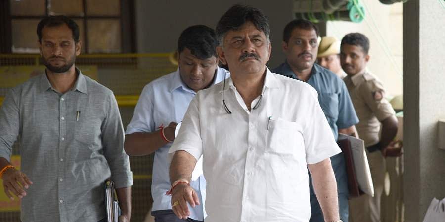 சோனியா சந்தித்து சில மணி நேரங்களில் டி.கே.சிவக்குமாருக்கு ஜாமீன் வழங்கியது டெல்லி உயர்நீதிமன்றம்!