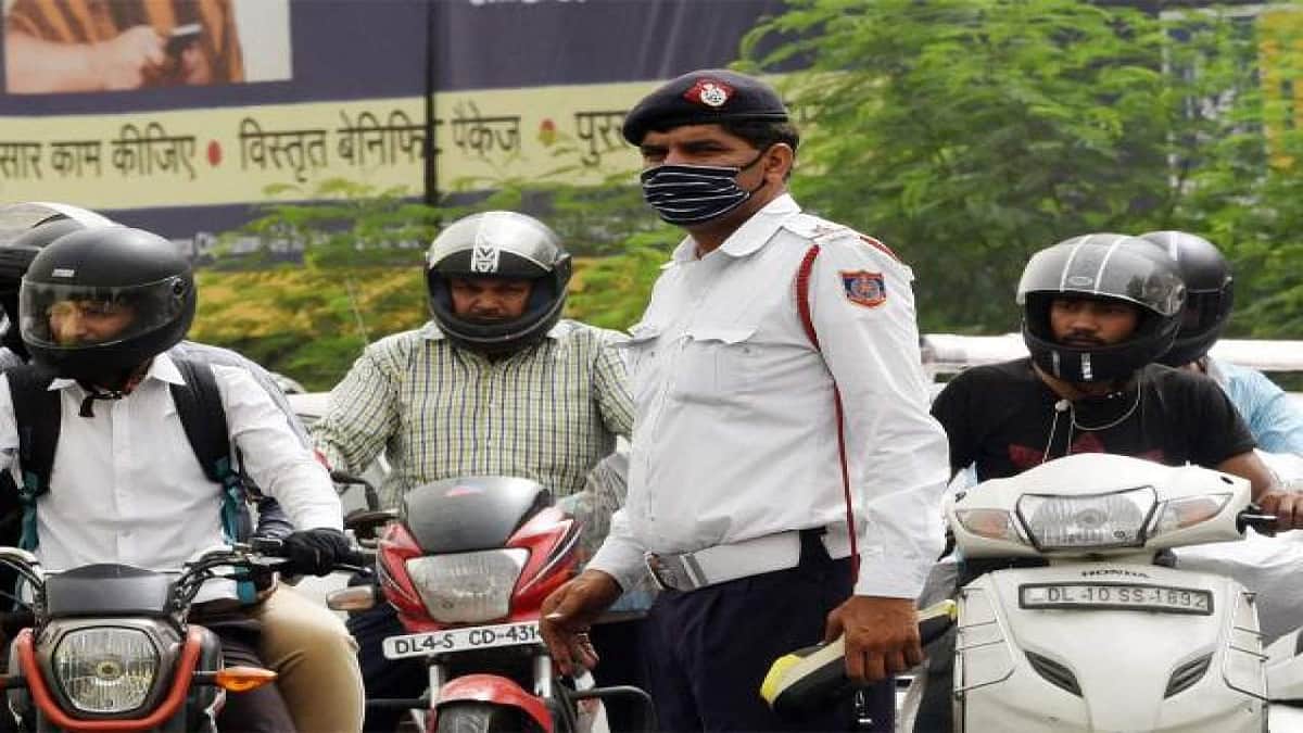 ஹெல்மெட் அணியவில்லை..ஆவணங்கள் இல்லை: இளைஞருக்கு ரூ.23 ஆயிரம் அபராதம் 