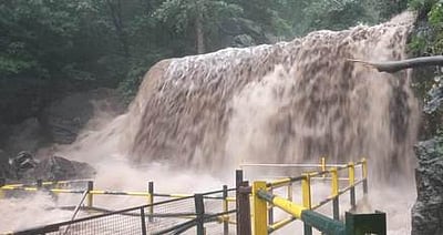 சுருளி அருவியில் வெள்ளப்பெருக்கு: சுற்றுலா பயணிகள் குளிக்க தடை