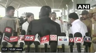 விமான நிலையத்தில் உதவியாளரை கன்னத்தில் அறைந்த எதிர்க்கட்சித் தலைவர்