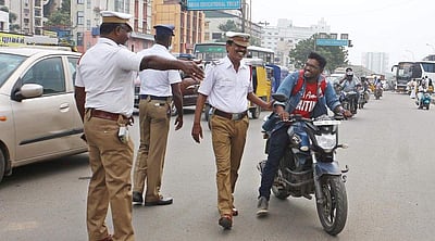வாகன ஓட்டிகளிடம் யார் அபராதம் வசூலிக்கலாம்? தமிழக அரசு விளக்கம்