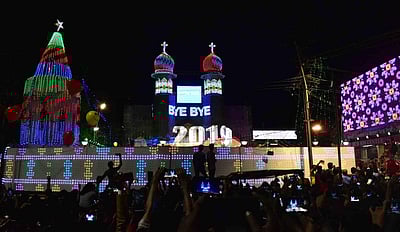 ஈரோடு பிரப் தேவாலயம் முன்பு நடந்த புத்தாண்டு கொண்டாட்டம்