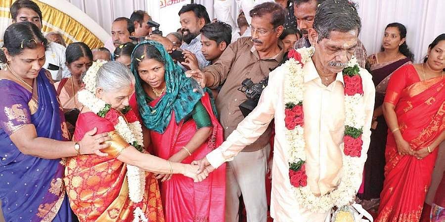 முதியோர் இல்லத்தில் கைகோர்த்த தம்பதி: வரலாற்றில் இது புதிது
