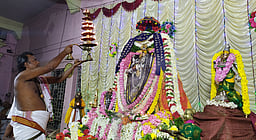 கோவில்பட்டி கோயில் கும்பாபிஷேகத்தில் தவறவிட்ட 3 கைப்பேசிகள் உரியவா்களிடம் ஒப்படைப்பு