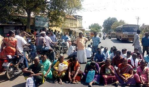 பருவாச்சி ஊராட்சித் துணைத் தலைவர் தேர்தலில் முறைகேடு: செல்போன் கோபுரம் மீதேறி போராட்டம்