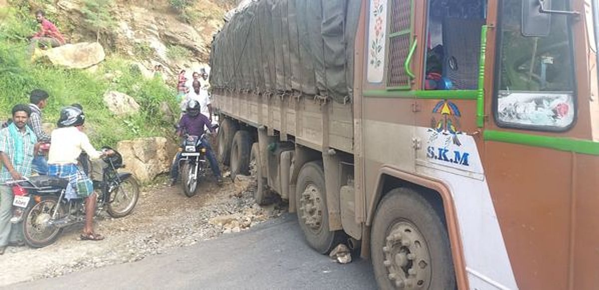 அந்தியூா்-மைசூரு சாலையில் கனரக வாகனங்களுக்கு கட்டுப்பாடு